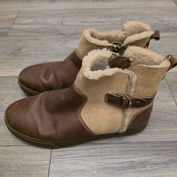 OluKai Women's US 9.5 Pehuea Hulu Leather Shearling Ankle Boots - Picture 1 of 10